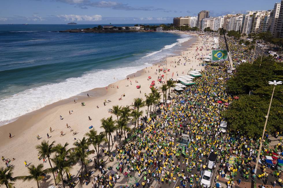 Bolsonaro samlet skarer av tilhengere på Copacabana søndag.
Foto: AP / NTB