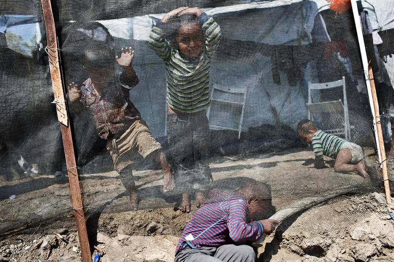 Bildet viser små barn som leker i flyktningleiren Moria på Lesvos i Hellas.