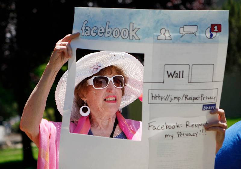 Bildet viser en kvinne som protesterer mot Facebook i USA.