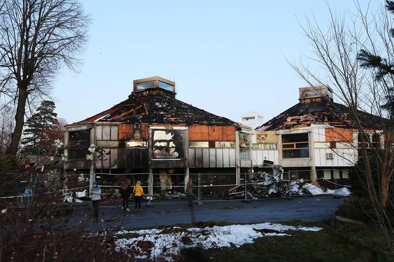 TILSKUERE: Mange folk fra hele Larvik dro innom biblioteket søndag. De så på skadene som brannen hadde gjort.
