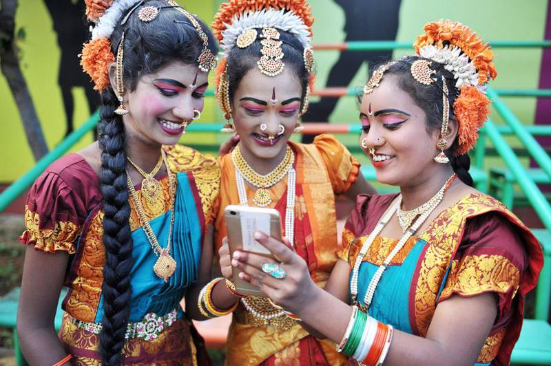 Bildet viser tre kvinner i festklær i byen Secunderabad i India.