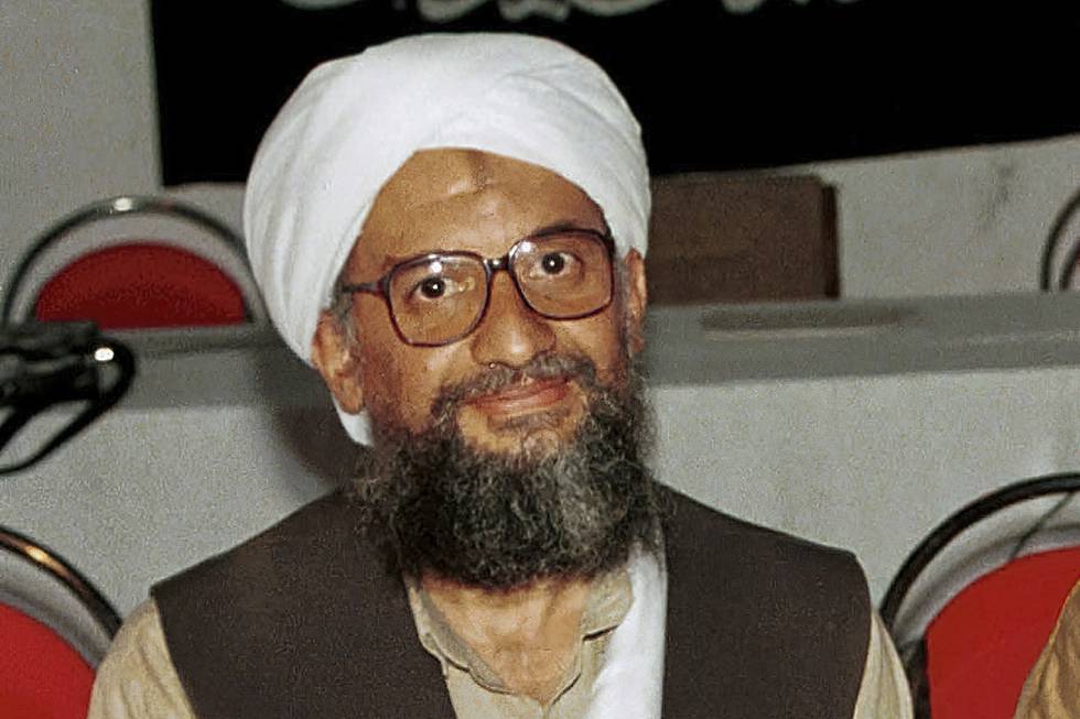 Ayman al-Zawahri ble ofte beskrevet som intelligent, men lite karismatisk. Søndag ble han drept i et amerikansk droneangrep i Afghanistans hovedstad Kabul. Bildet av al-Zawahri ble tatt i Afghanistan i 1998. Foto: Mazhar Ali Khan / AP / NTB