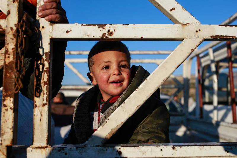 Bildet viser at en liten gutt smiler. Han har kommet seg til Tyrkia. 