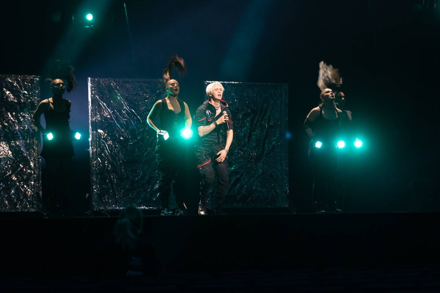 Jones MGP-framføring er preget av mye trøkk og energisk dans. Foto: Alexander Vestrum / NTB