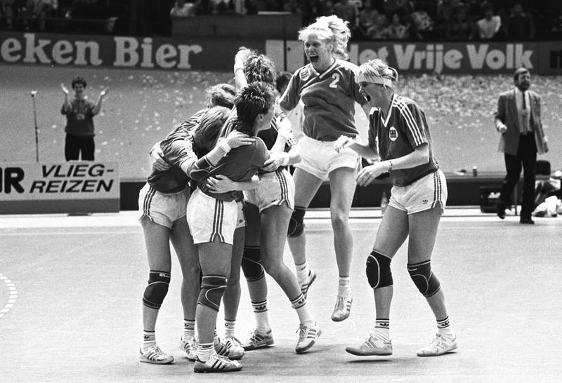 Bildet viser norske spillere som jubler under VM i 1986. 