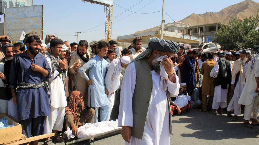 Bildet viser en eldre afghaner som gråter. Det har vært et luftangrep nord i Afghanistan.