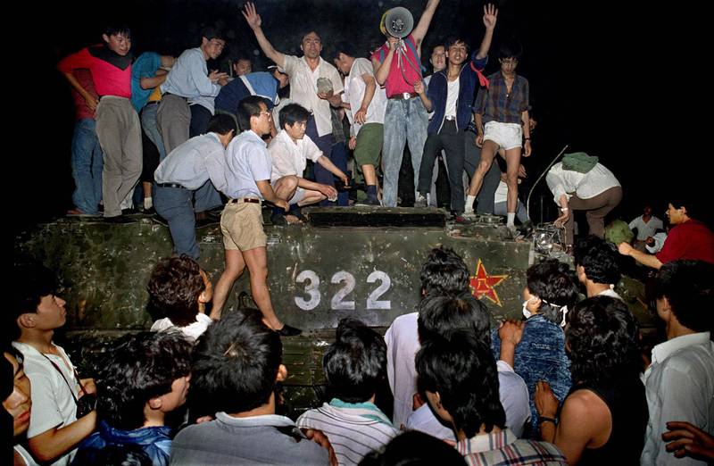 Bildet viser opprørere som klatrer på en stridsvogn i Kina under opprøret i 1989.
