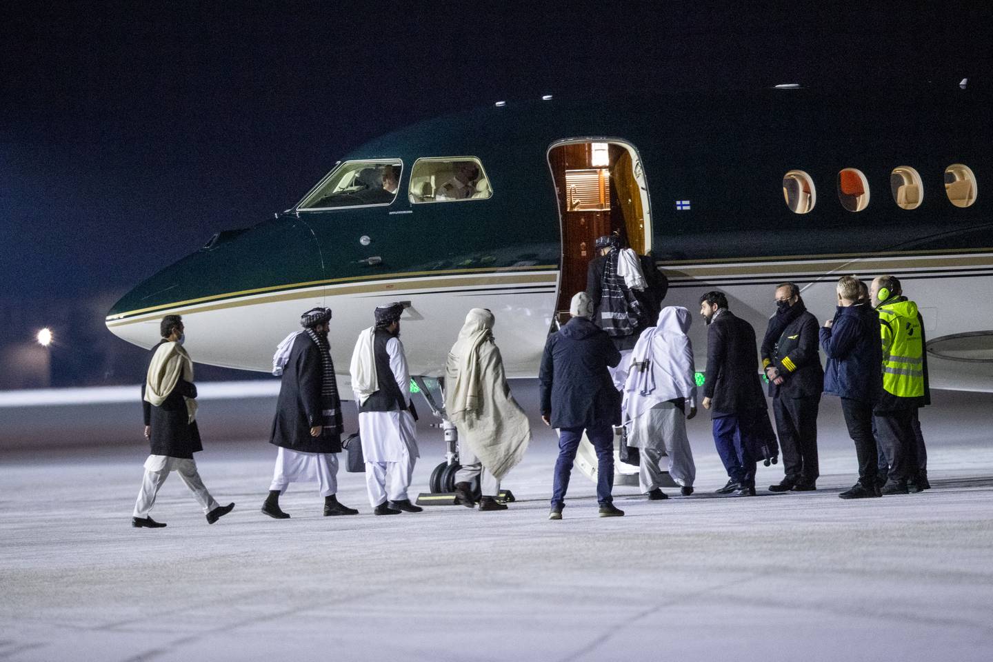 Bildet viser en delegasjon fra Taliban som forlater Oslo i fly.