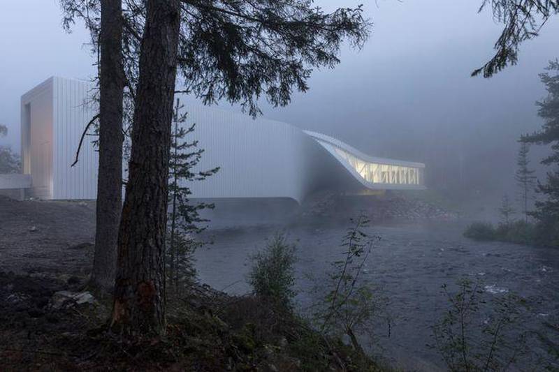 Bildet viser bygget «The Twist» som åpnet onsdag. Bygget henger over Randselva. Det er en del av Kistefos museum i Oppland. 