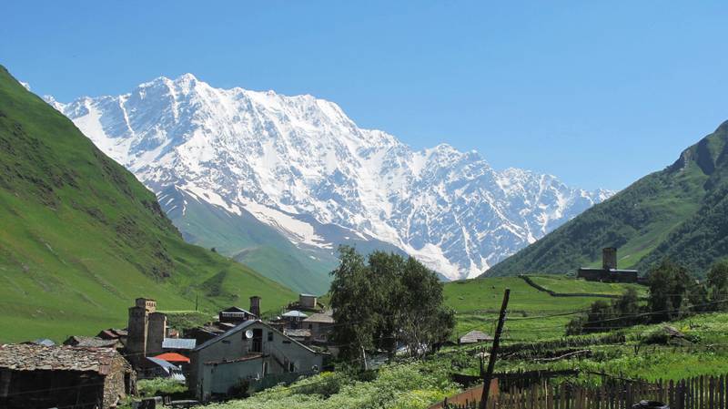 Bildet viser fjellet Shkhara. Fjellet er 5.193 meter høyt. Fjellet ligger ved landsbyen Ushguli.