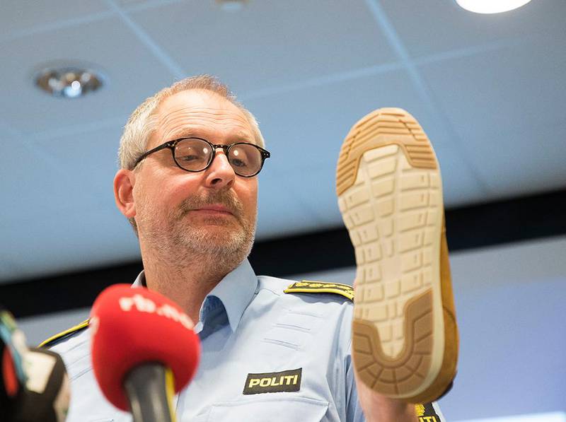 Bildet viser politiinspektør Tommy Brøske som viser fram en sko. Politiet har funnet avtrykk av samme type sko inne i huset til Anne-Elisabeth Hagen. 