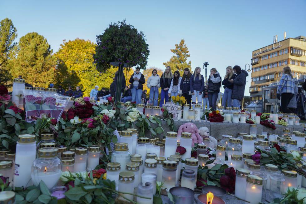 Bildet viser folk som legger ned blomster og har tent lys på Stortorvet i Kongsberg. Fem ble drept av Espen Andersen Bråthen på Kongsberg. 26 andre er fornærmede i saken. 18. mai starter rettssaken.