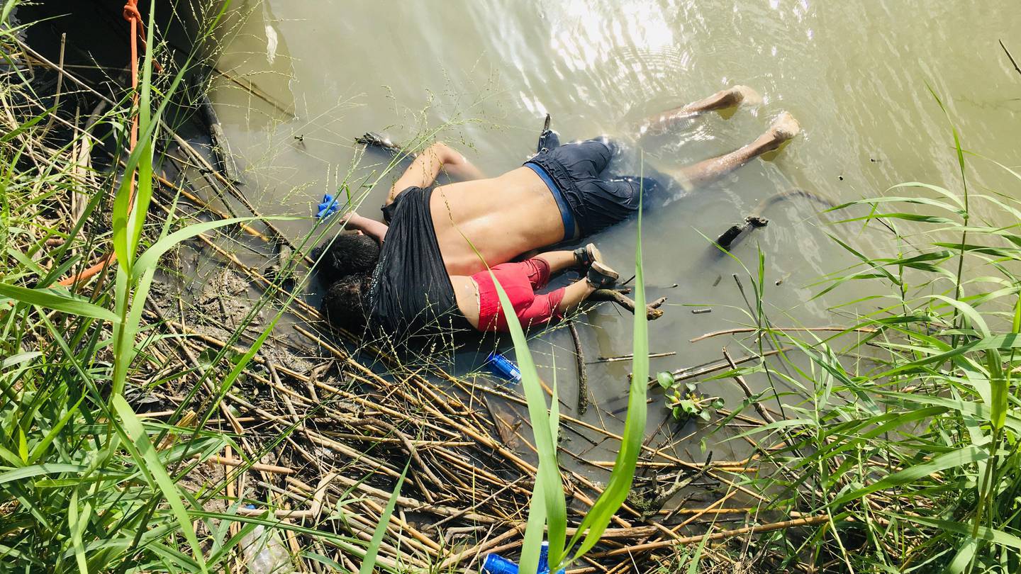 Bildet viser en far og en datter i ei elv. De er døde og ligger med ansiktene ned i vannet.