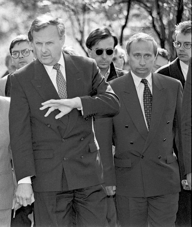 Bildet er fra 1994. Til venstre står Anatoly Sobchak som var ordfører i St. Petersburg.  Til høyre står Vladimir Putin, som da varaordfører i byen. Foto: Dmitry Lovetsky / AP / NTB