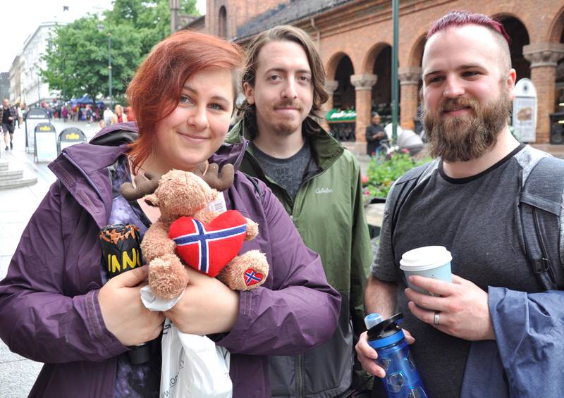 Tre turister fra USA har kjøpt en tøy-elg som gave fra Norge.