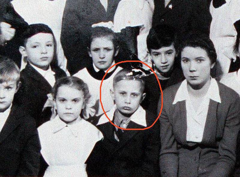 Bildet viser en ung Vladimir Putin på et klassebilde fra 1961.