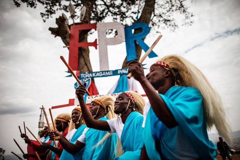 Bildet viser kvinner som danser Intore. Det er navnet på en dans i Rwanda. De holder bokstavene til Kagames parti RPF.