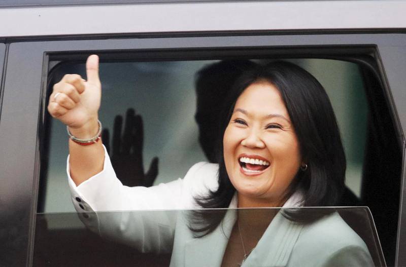 Bildet viser Keiko Fujimori som smiler og vinker.