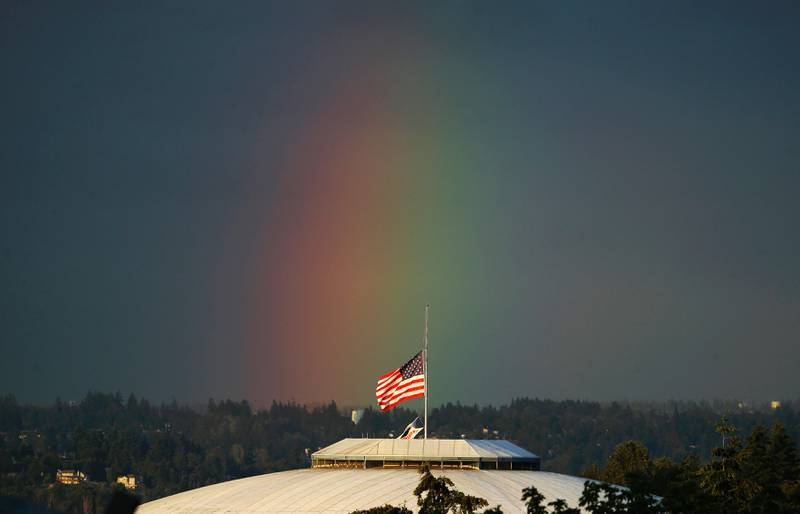 Bildet viser regnbuen  over Tacoma Dome i USAs hovedstad Washington.