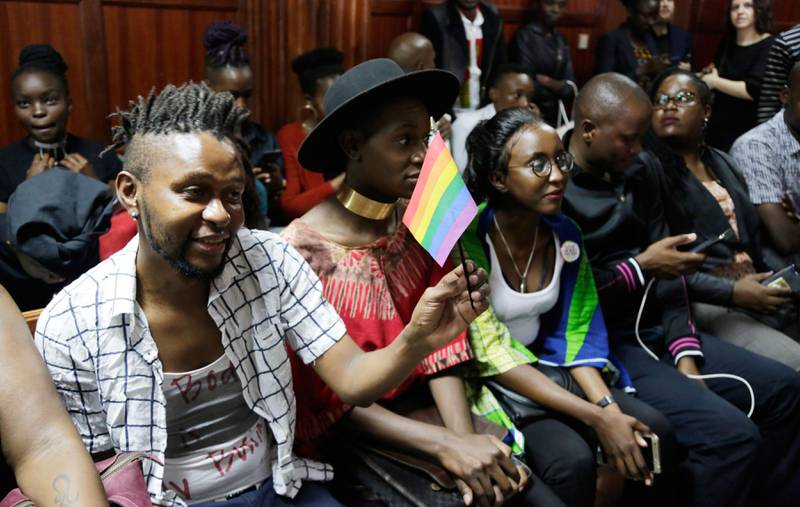 Bildet viser homofile med flagg i retten i Kenya.