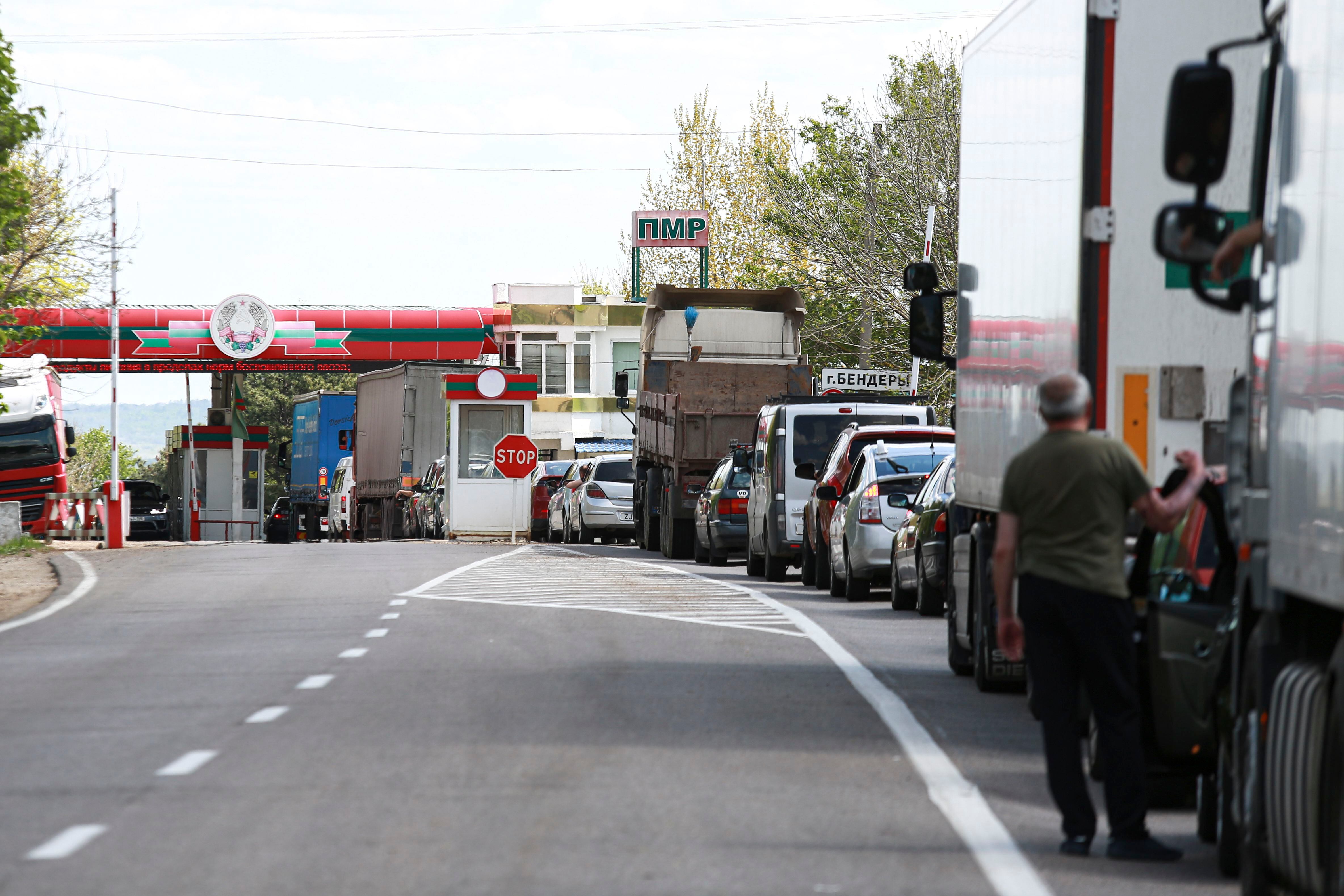 KØ: Folk måtte vente lenge for å reise fra Transnistria og inn i Moldova tirsdag.