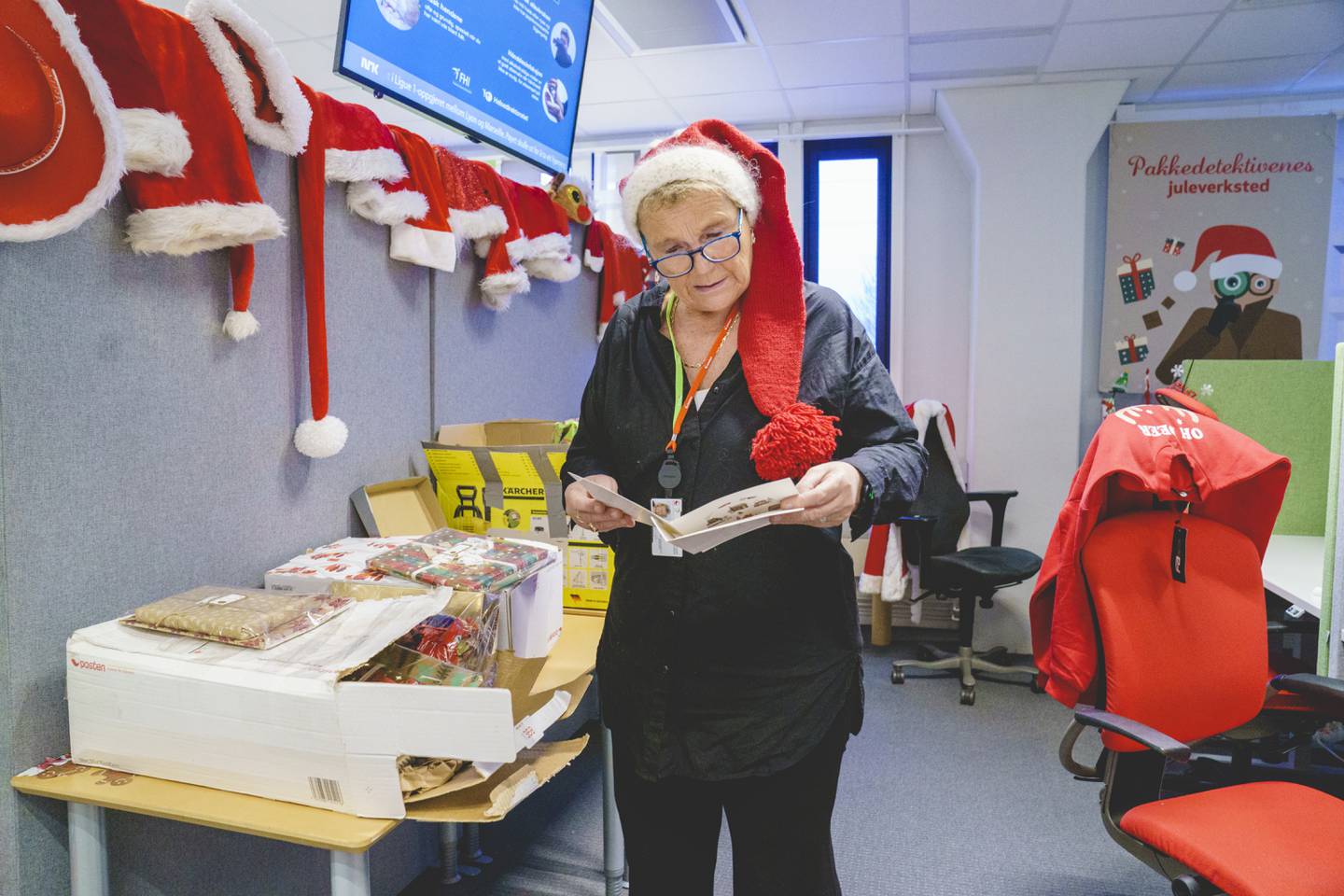 På julekontoret henger luer fra alle årene Åse Lerfald har jobbet med å løse julepakkemysterier. Foto: Stian Lysberg Solum / NTB