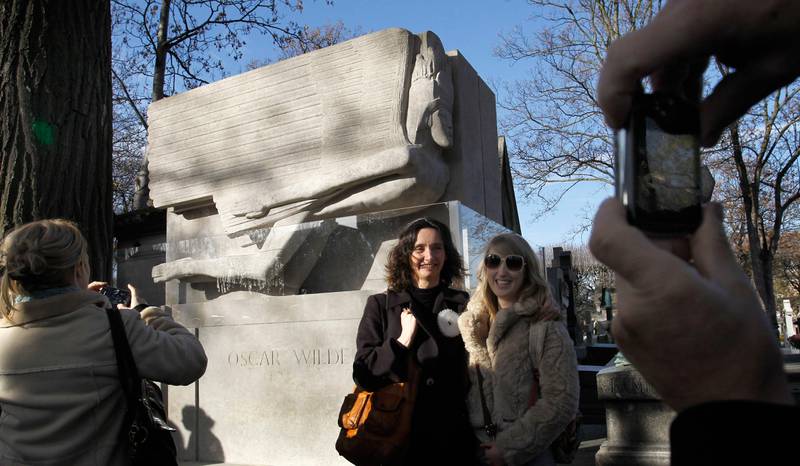 Bildet viser folk foran graven til Oscar Wilde.