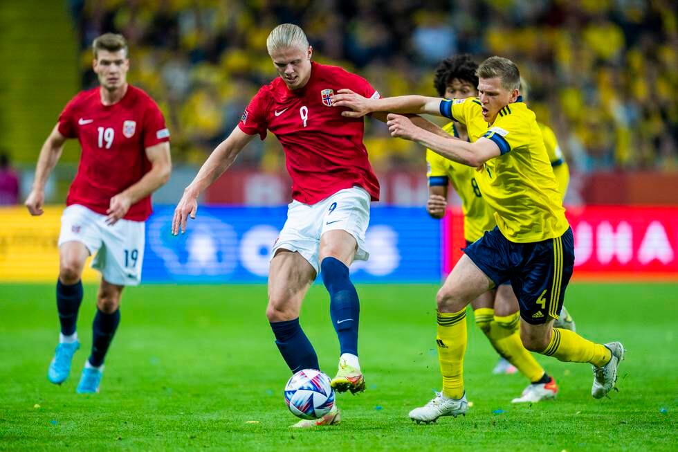 Bildet er av Erling Braut Haaland og Joakim Nilsson. Det er fra kampen mellom Norge og Sverige i fotball. De kjemper om ballen. Foto: Fredrik Varfjell / NTB
