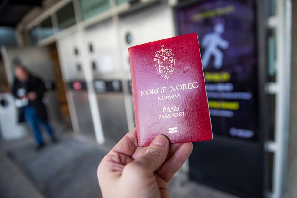 Bildet er av en hånd som holder et rødt norsk pass. Foto: Håkon Mosvold Larsen / NTB