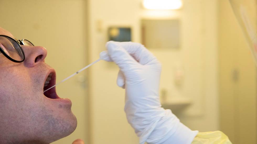 Bildet viser at en mann blir testet for korona-virus.