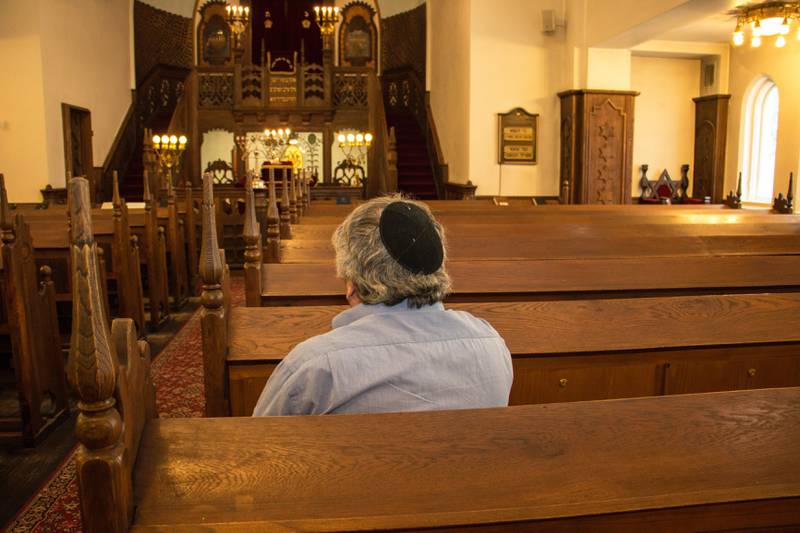 Bildet viser Michael Gritzman i synagogen.