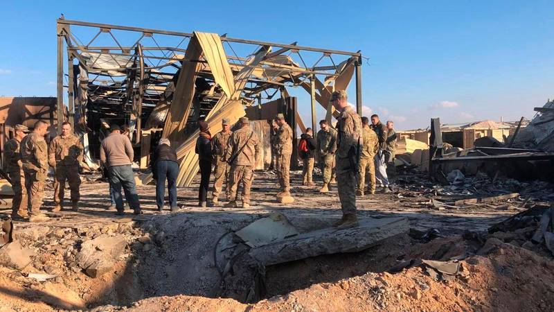 Bildet viser amerikanske soldater som står ved den skadde Ain al-Asad-basen.