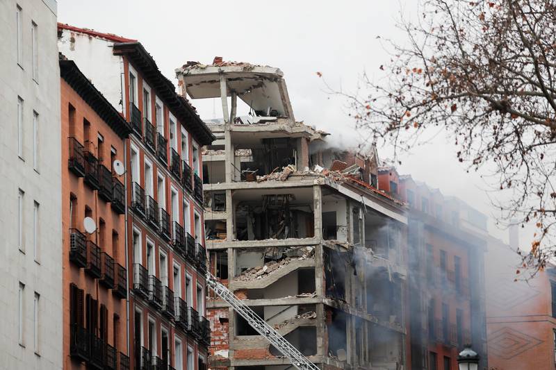 Bildet er av ruinen etter at et bygg sprengte i Madrid onsdag. Ytterveggen er borte fra mye av bygget.