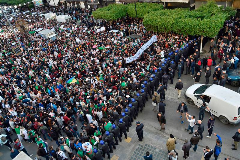 Bildet viser folk som protesterer i hovedstaden Alger i Algerie. 