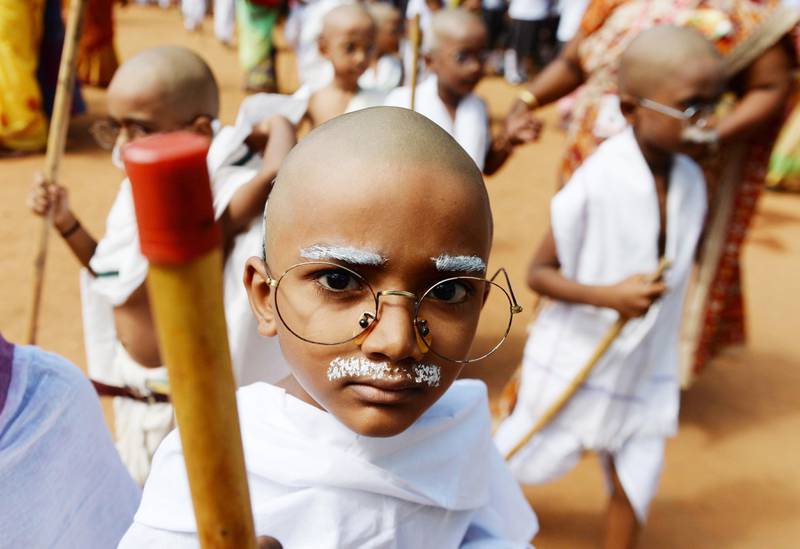 Bildet viser en gutt som er kledd for å ligne Mahatma Gandhi.