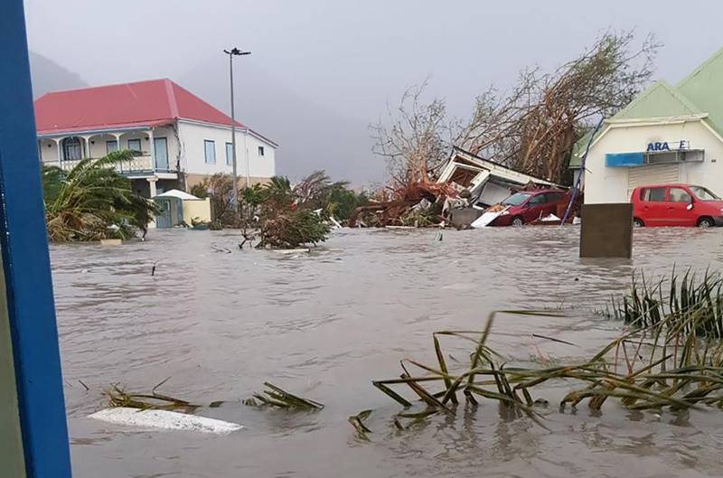 Bildet viser oversvømte veier på øya Saint Martin.