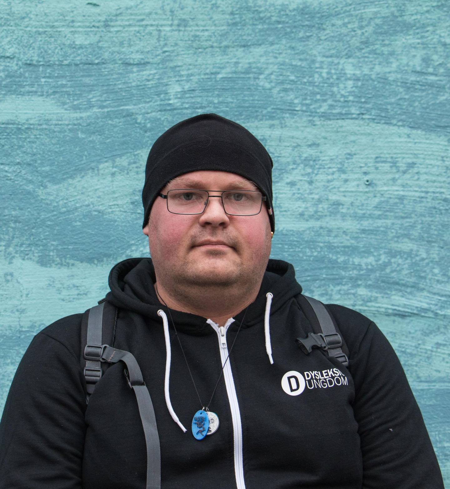 Bildet viser Christoffer Liljeflod med en blå vegg i bakgrunnen.