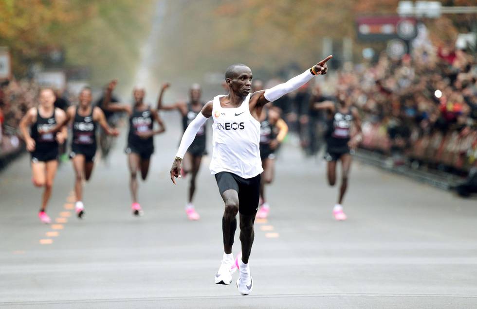 Bildet viser Eliud Kipchoge som løper i mål. 
