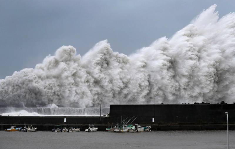 Bildet viser meterhøye bølger fra kysten i Japan.