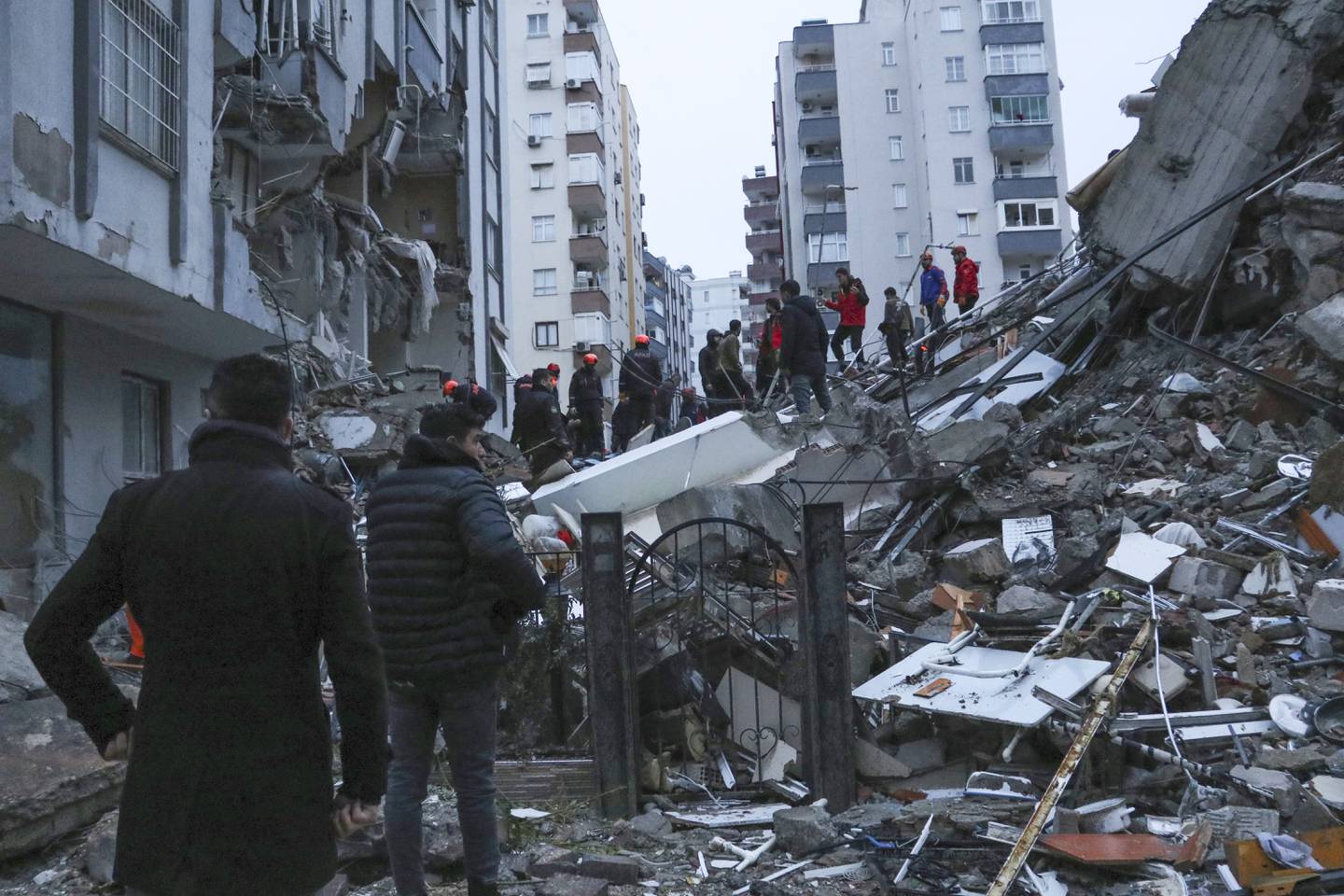 Ødeleggelsene er store etter det kraftige jordskjelvet i Tyrkia og Syria. UD sier de foreløpig ikke har informasjon om at norske borgere er rammet. Foto: AP / NTB