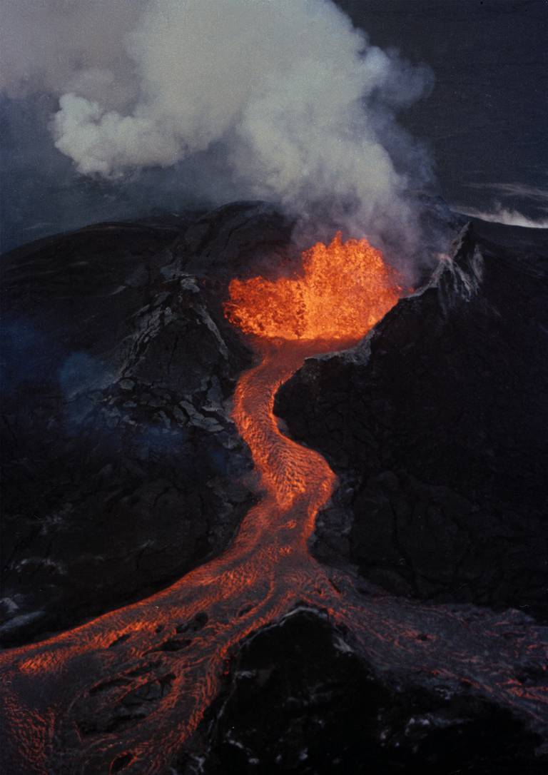 Verdens største aktive vulkan, Mauna Loa, har igjen startet å røre på seg. Det kan være et varsel om at et utbrudd som dette i 1984 er i emning. Foto: John Swart / AP / NTB