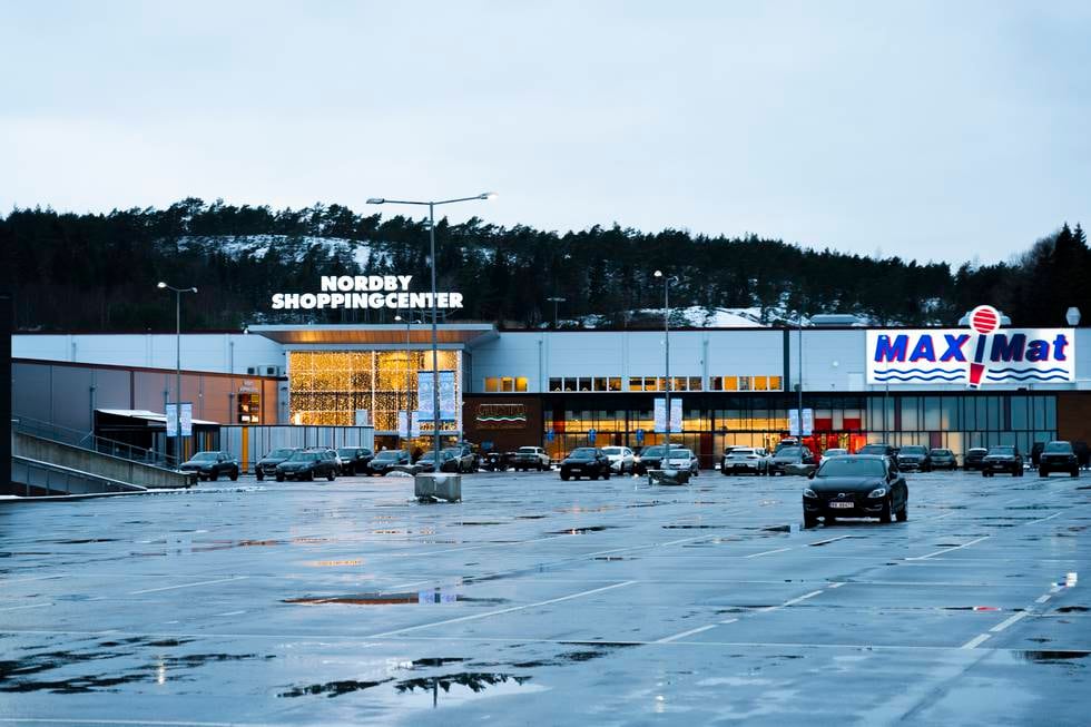 Bildet er av parkeringsplassen på Nordby shoppingcenter. Det er få biler der. Foto: Erik Johansen / NTB