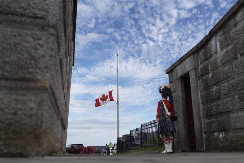 Det ble flagget på halv stang ved landemerket Halifax Citadel i Halifax i Canada. Foto: Darren Calabrese / The Canadian Press via AP / NTB