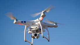 Skal vurdere forbud mot droner