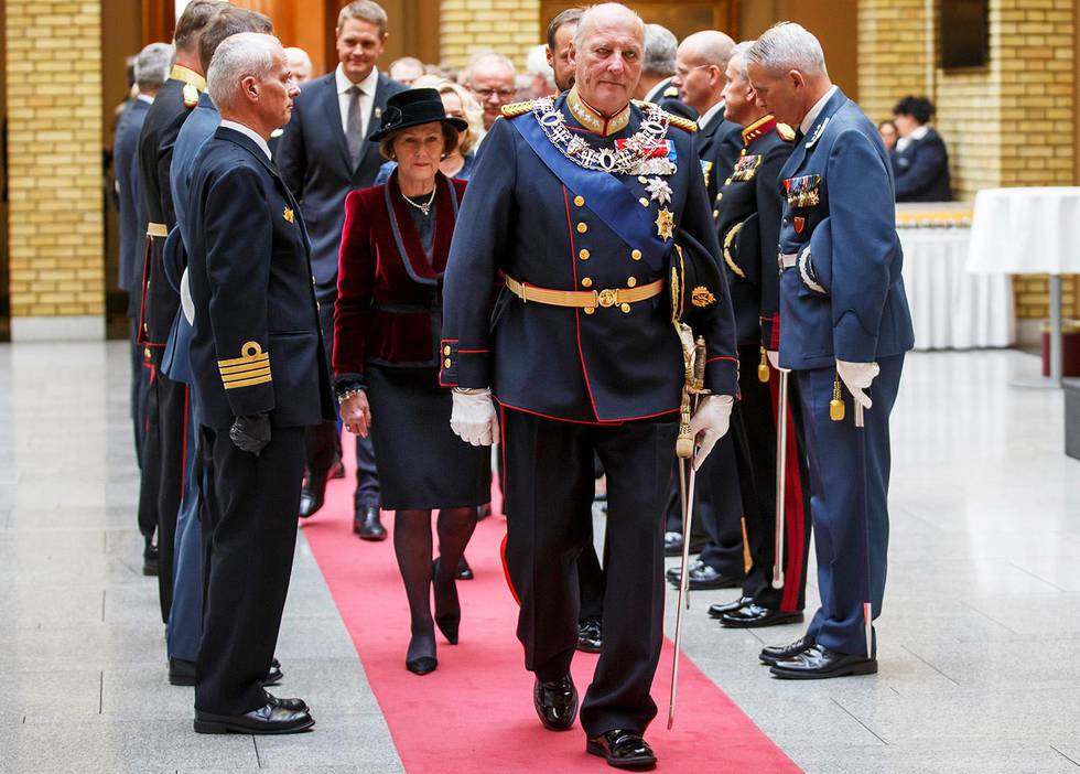 Bildet viser kong Harald og dronning Sonja i Stortinget etter åpningen i 2016.