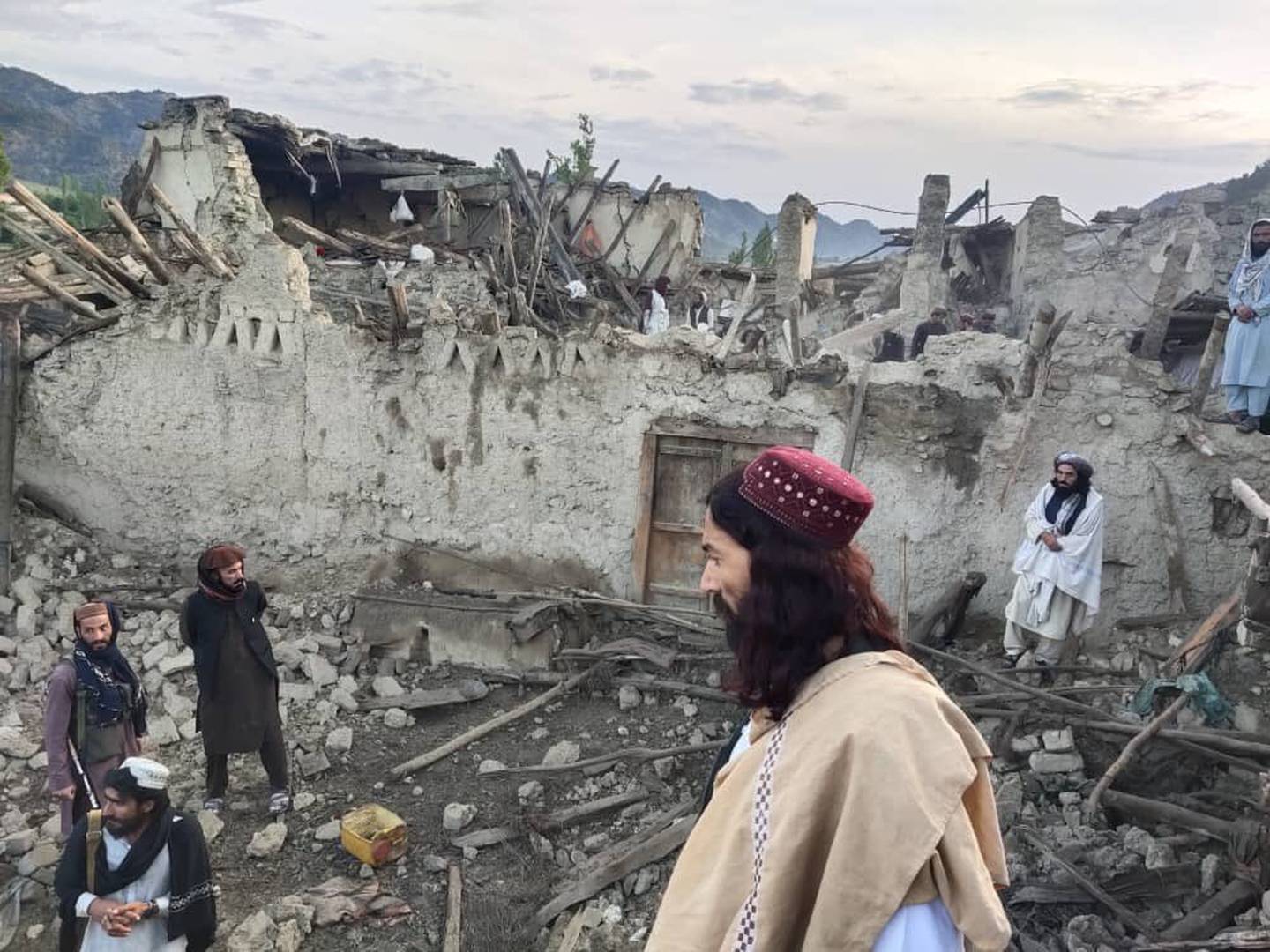 Lokale afghanere undersøker ødeleggelsene etter jordskjelvet i provinsen Paktika. Foto: Bakhtar News Agency / AP / NTB