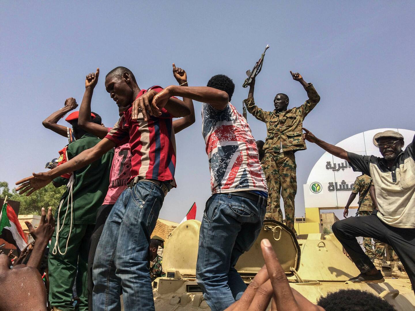 Bildet viser sudanesere som feirer etter at Omar al-Bashir mista makten i Sudan i et kupp i 2019.