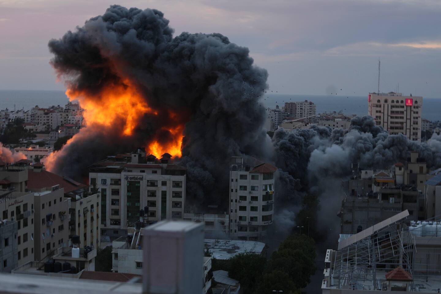 Bildet viser en boligblokk i Gaza som er truffet av Israelske angrep.