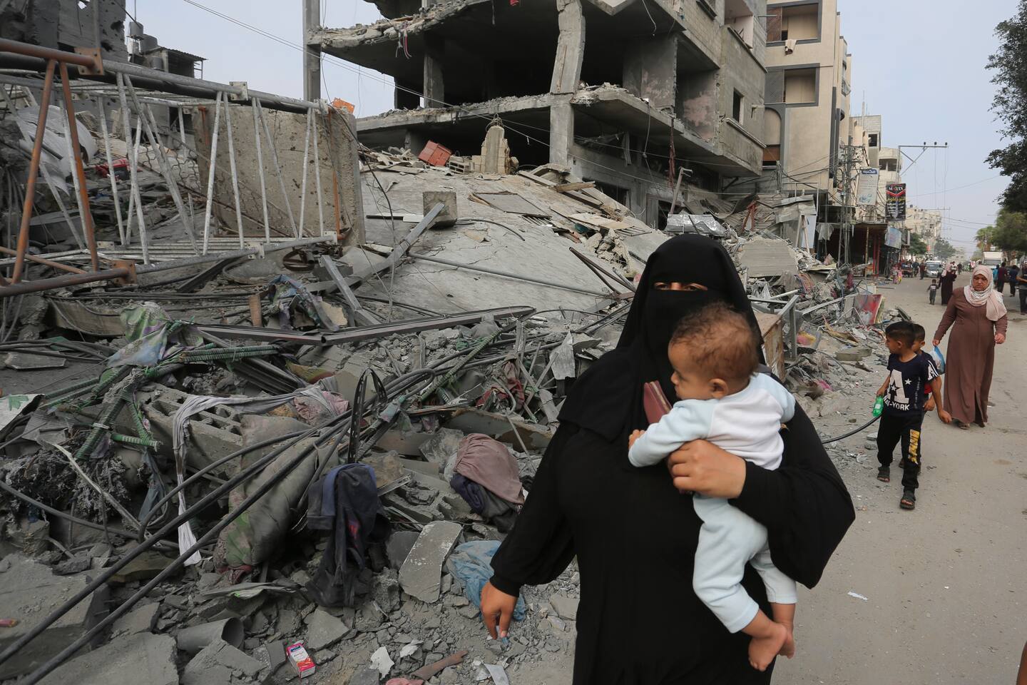Ødlagte bygninger i Rafah lengst sør på Gazastripen etter bombingen natt til lørdag. Foto: Hatem Ali / AP / NTB