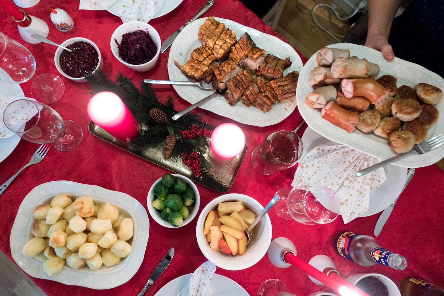 Ribbe med tilbehør står fjellstøtt i norsk juletradisjon, særlig på Østlandet, der to av tre serverte det på julaften i fjor. Foto: Gorm Kallestad / NTB